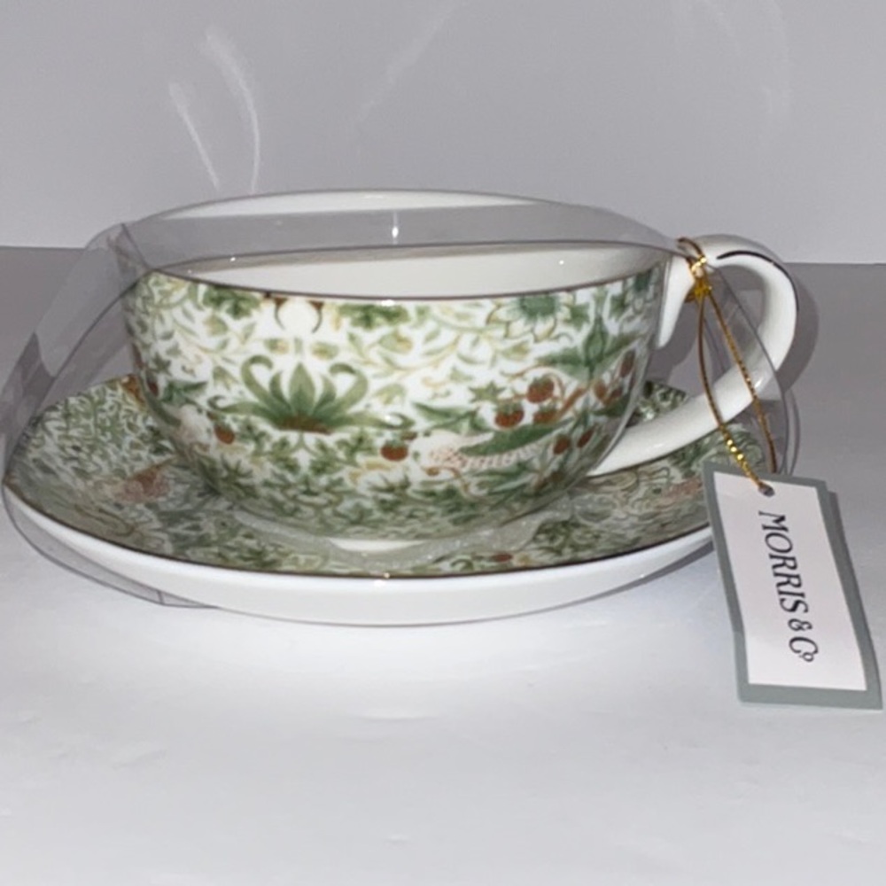 MORRIS & Co. PREMIUM PORCELAIN STRAWBERRY THIEF 2 TEACUP 4” & SAUCER 6” SETS NWT - Picture 3 of 7